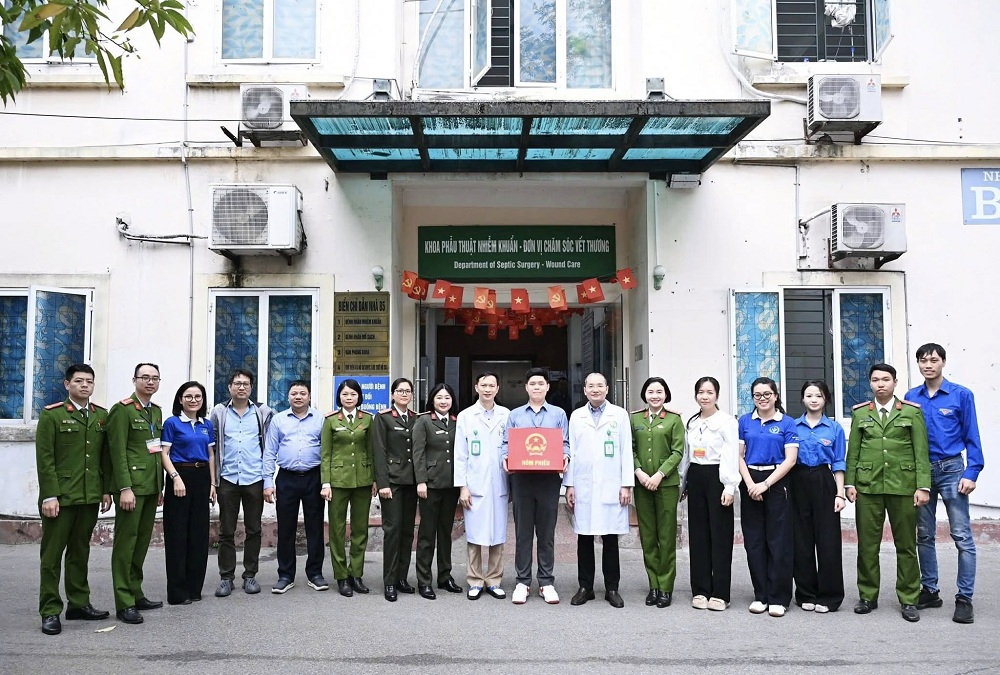 Bệnh viện Hữu nghị Việt Đức: Mang hòm phiếu đến tận giường bệnh